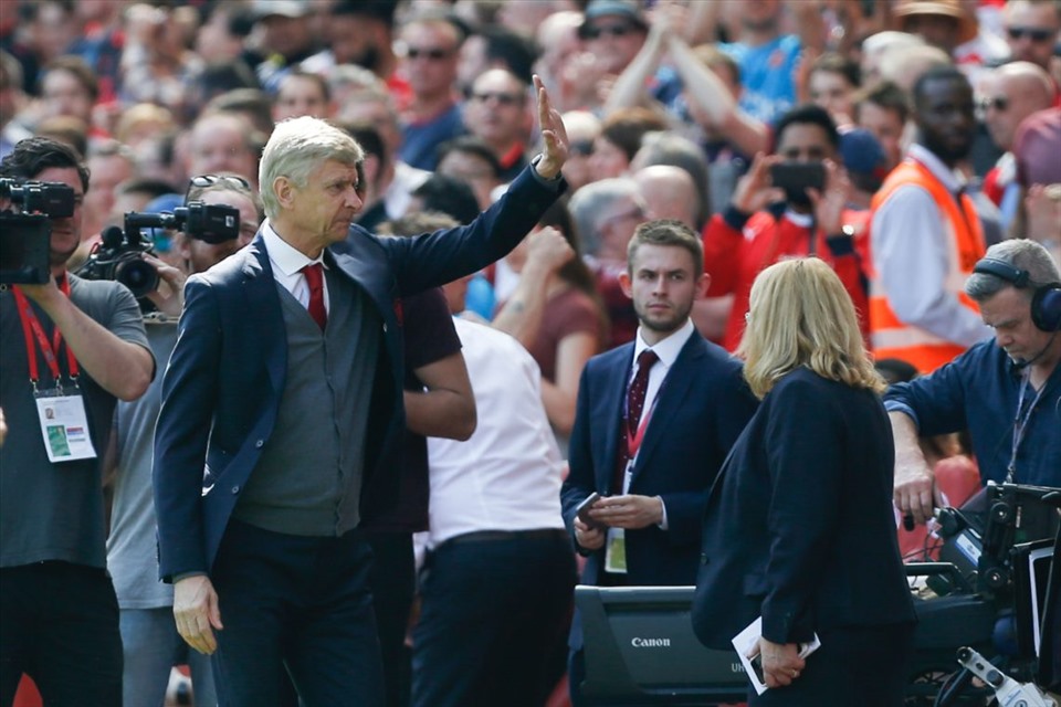 Arsene Wenger đã không ít lần thoát hiểm trong 22 năm dẫn dắt Arsenal. Ảnh: AFP