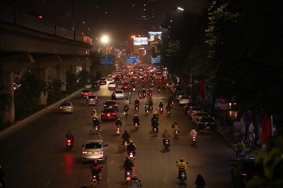 Trái ngược với cửa ngõ và các tuyến đường gần các bến xe lớn, một số tuyến đường khác trong nội đô người dân di chuyển bình thường, không bị ùn tắc. Hình ảnh tuyến đường Nguyễn Trãi lúc 19h.