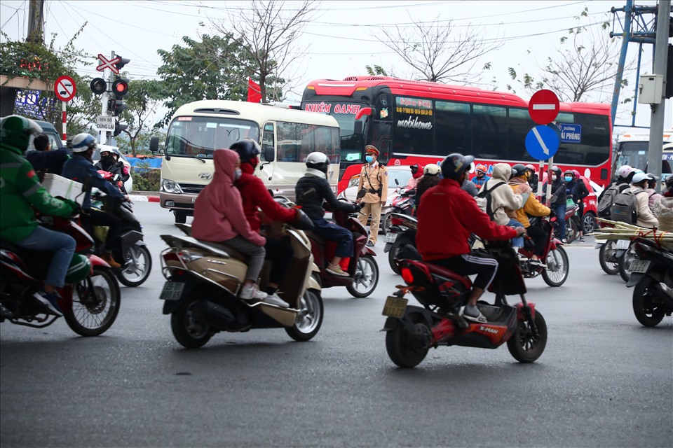 Người dân toả ra từ các bến xe lớn của Thủ đô Hà Nội.