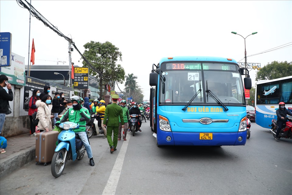 Lượng người và phương tiện tham gia giao thông tăng mạnh, khiến tuyến đường Giải Phóng vào khoảng 17h30 ùn tắc. Đây là tuyến đường chính để người dân di chuyển từ 2 bến xe lớn là Giáp Bát và Nước Ngầm về nhà ở Hà Nội.