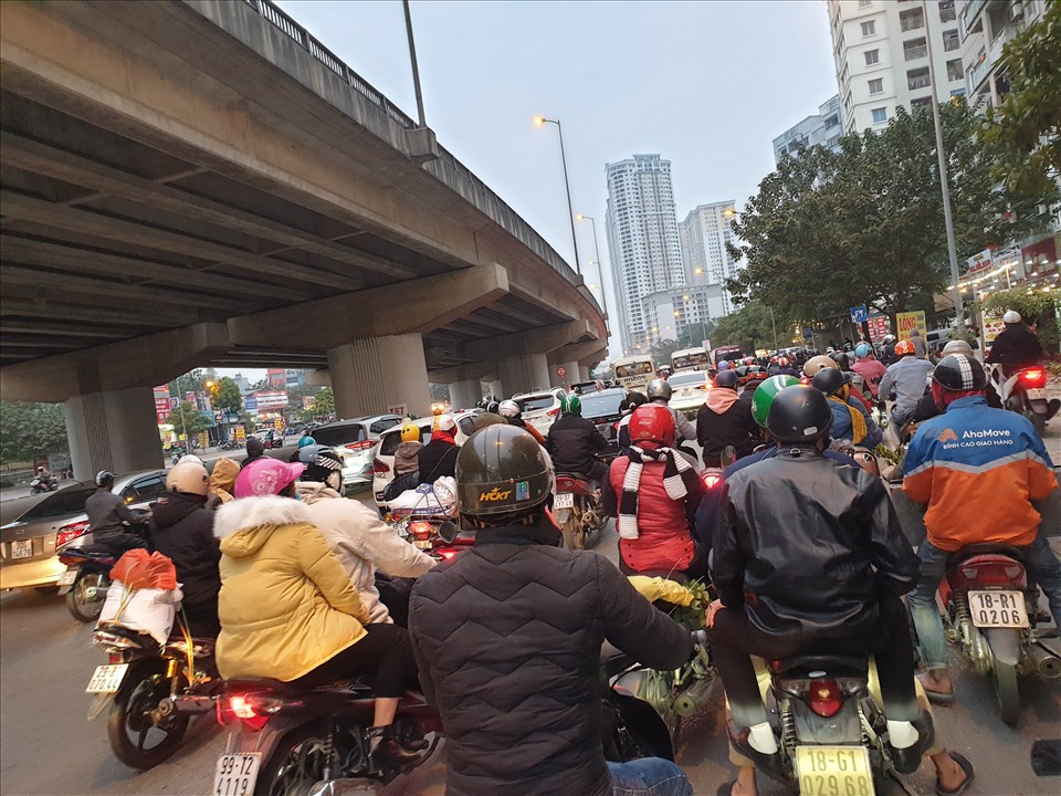 Trên tuyến đường Nguyễn Xiển, lối vào trung tâm Thành phố càng về tối các đông đúc.