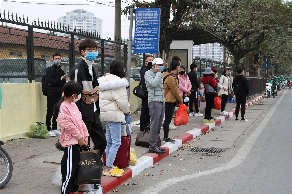 Rất đông người dân chờ xe buýt tại điểm chờ trên tuyến đường Giải Phóng.