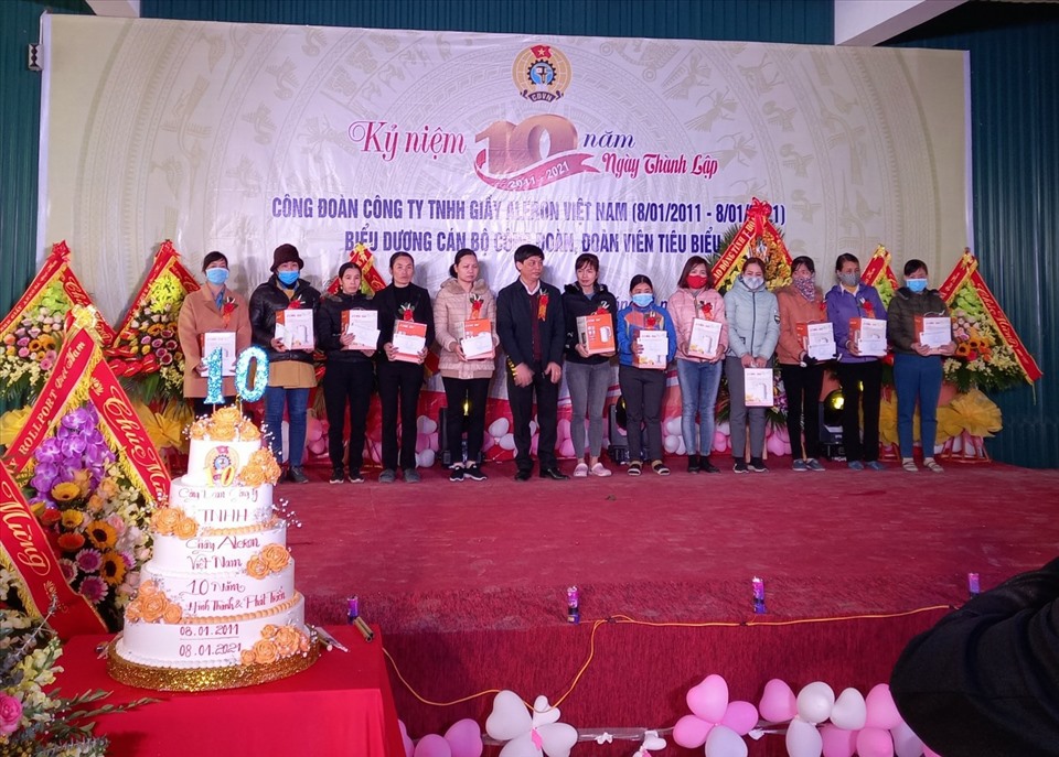 Biểu dương, tặng quà cho các cán bộ công đoàn Công ty TNHH giày Aleron Việt Nam, vì đã có thành tích xuất sắc trong các hoạt động công đoàn. Ảnh: N.T