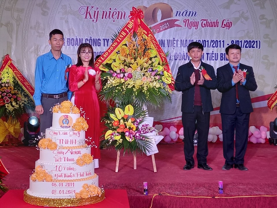 Đại diện lãnh đạo LĐLĐ tỉnh Thanh Hóa tặng hoa cho Công đoàn Công ty TNHH giày Aleron Việt Nam. Ảnh: N.T