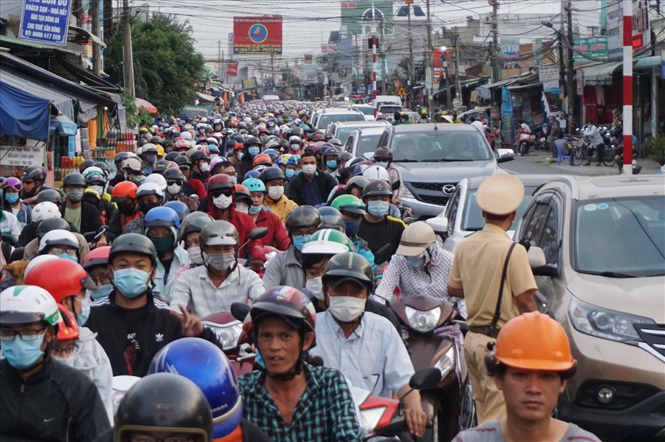 Từ 16h chiều ngày 3.1, phà Cát Lái phía đầu huyện Nhơn Trạch (Đồng Nai) xảy ra tình trạng ùn tắc giao thông kéo dài gần 2 km.