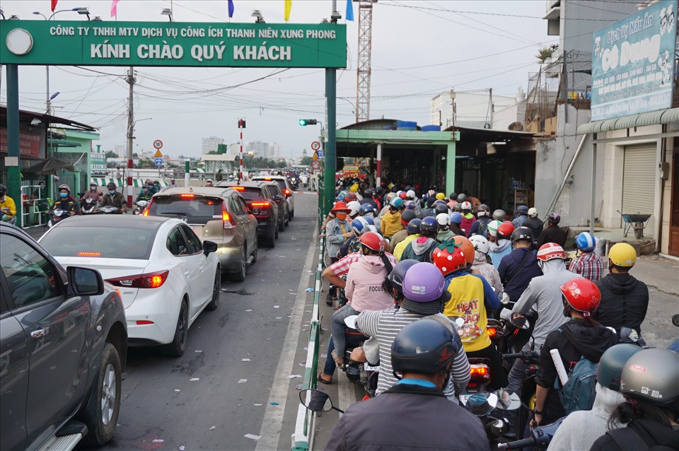 Nguyên nhân là do người dân người dân về quê, đi du lịch quay trở lại Sài Gòn tăng đột biến, sau kỳ nghỉ Tết Dương lịch 2021 kéo dài 3 ngày.