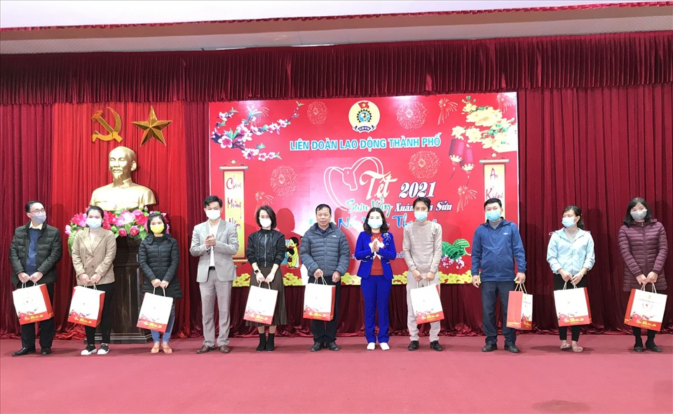 Lãnh đạo LĐLĐ Thành phố Thái Bình trao quà cho đại diện các CĐCS. Ảnh Bá Mạnh