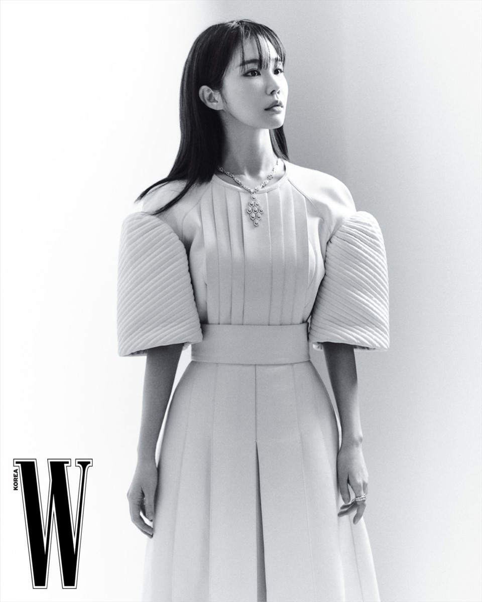 Yoo In Na đẹp “ngất ngây” trong bộ ảnh mới của tạp chí W Korea. Ảnh: Soompi