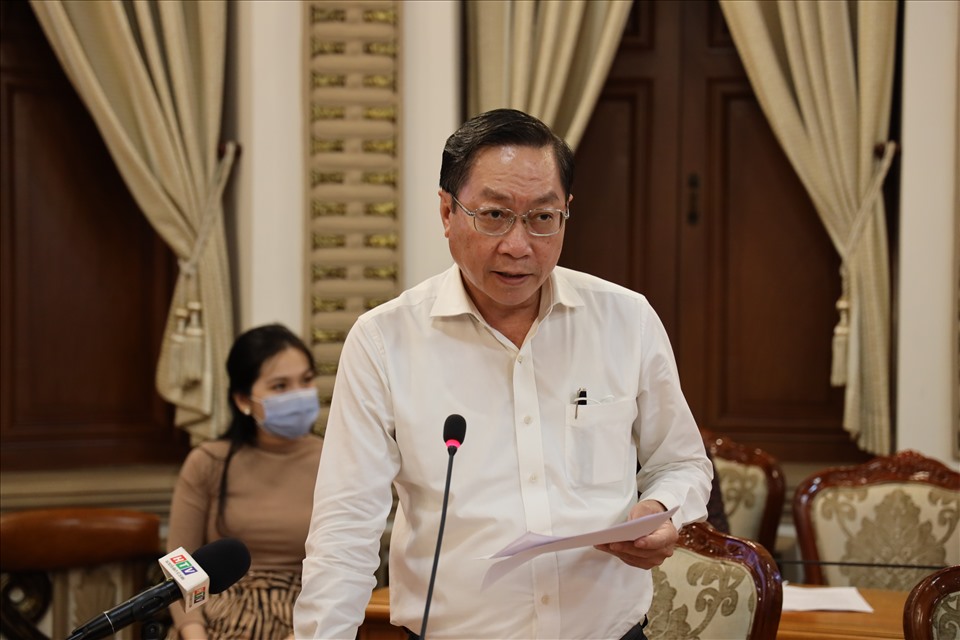 Ông Nguyễn Tấn Bỉnh - Giám đốc Sở Y tế TPHCM cung cấp thông tin về ca mắc COVID-19 vừa được phát hiện tại TPHCM. Ảnh: Trung tâm báo chí TPHCM