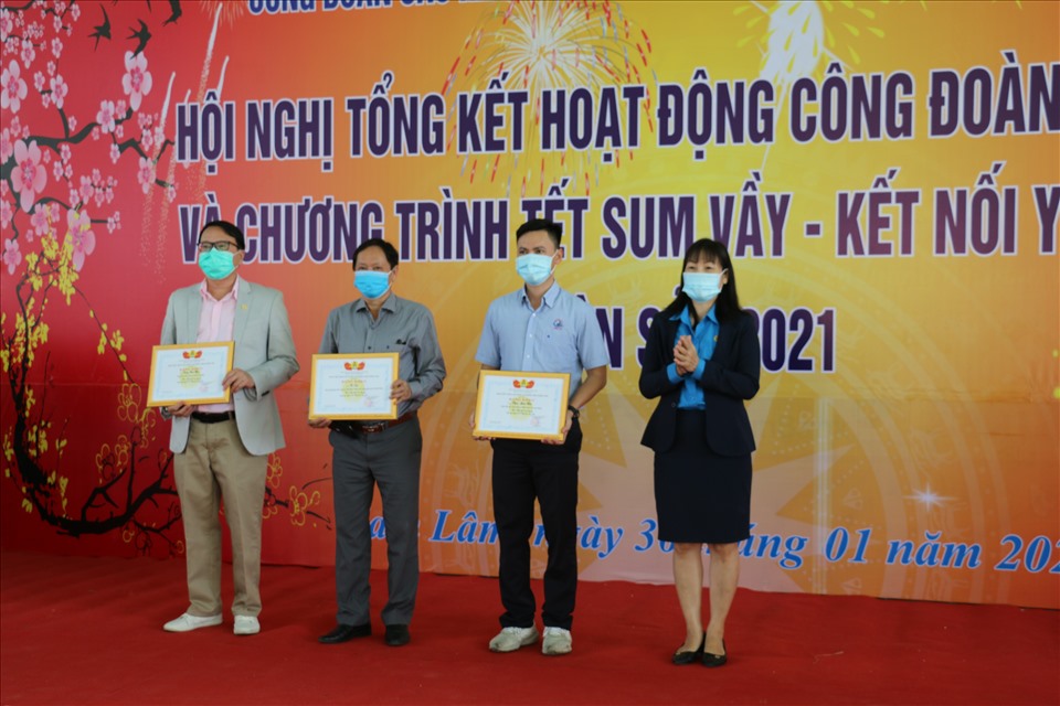 3 lãnh đạo doanh nghiệp nỗ lực vượt khógiữ ổn định việc làm, thu nhập cho đoàn viên, người lao động được tôn vinh. Ảnh: Phương Linh