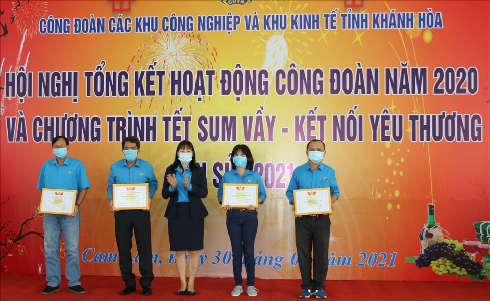 Phó chủ tịch LĐLĐ Khánh Hòa trao bằng khen cho các tập thể xuất sắc trong năm 2020. Ảnh: Phương Linh