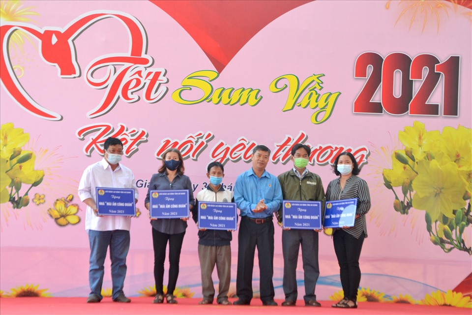 Dịp này Phó Chủ tịch LĐLĐ tỉnh An Giang Nguyễn Hữu Giang trao hỗ trợ Mái ấm Công đoàn cho 5 đoàn viên khó khăn nhà ở. Ảnh Lục Tùng