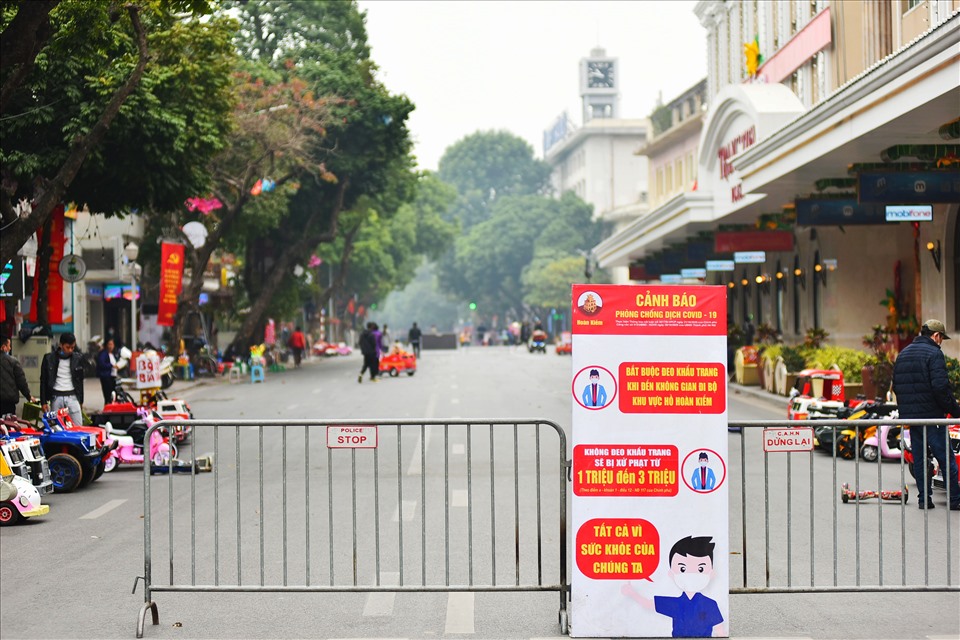 Theo ghi nhận của Lao Động, ngày 31.1, tại một số địa điểm công cộng, tình hình chấp hành việc đeo khẩu trang vẫn chưa được thực hiện một cách nghiêm túc.
