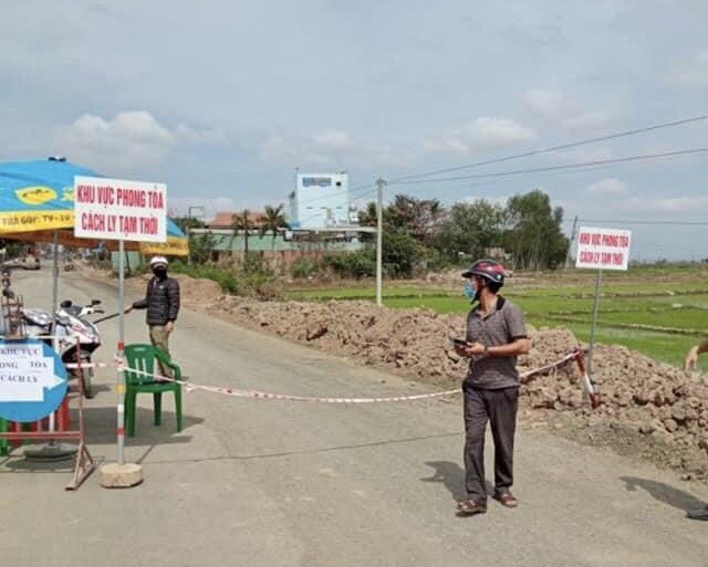 Lực lượng chức năng phong tỏa ở thị xã Ayun Pa. Ảnh TTuấn
