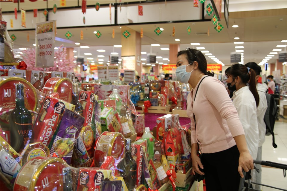 Các giỏ quà Tết tại siêu thị Aeon Long Biên được lên kệ từ rất sớm.