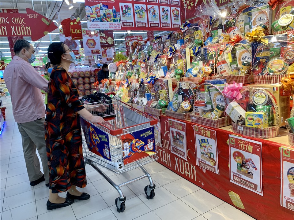 Tại siêu thị Big C Thăng Long, nhiều gia đình cũng tranh thủ sắm sửa, lựa chọn những giỏ quà Tết để mang về quê.