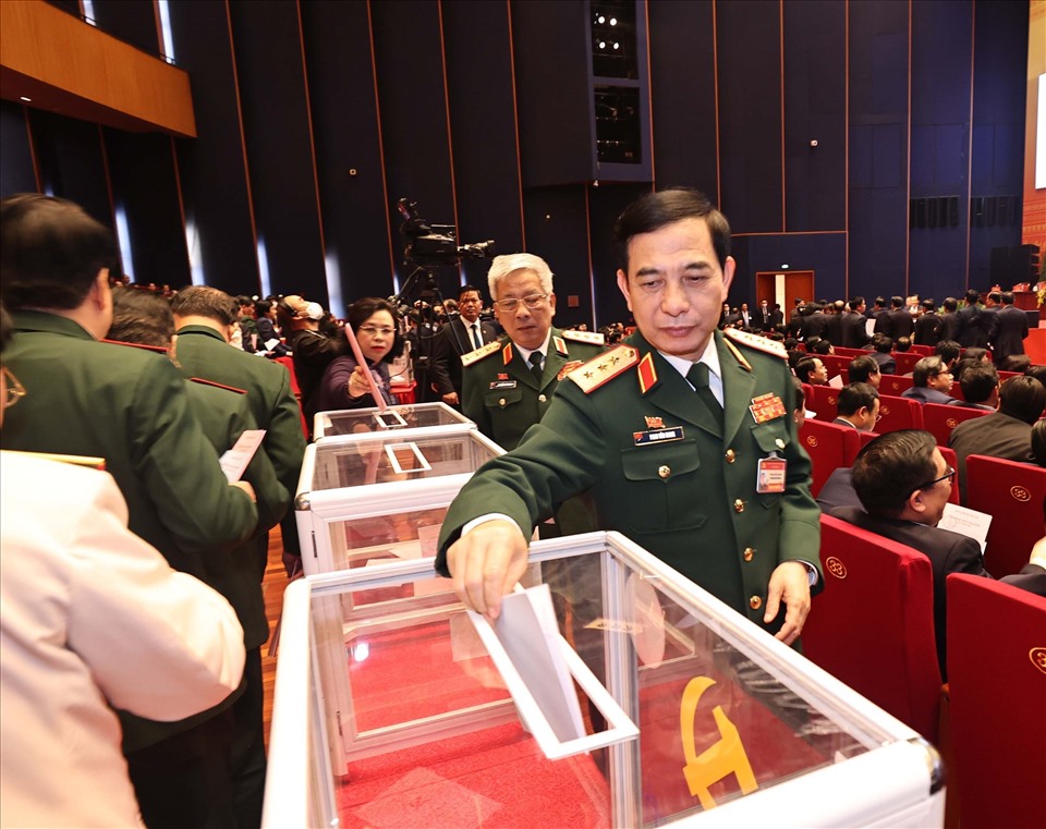 Các đại biểu quân đội bỏ phiếu bầu Ban Chấp hành Trung ương khóa XIII.