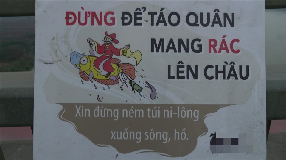 Chính vì vậy, nhiều bảng hiệu “Đừng để táo quân mang rác lên chầu” đã được gắn trên thành cầu Nhật Tân để nhắc nhở người dân.