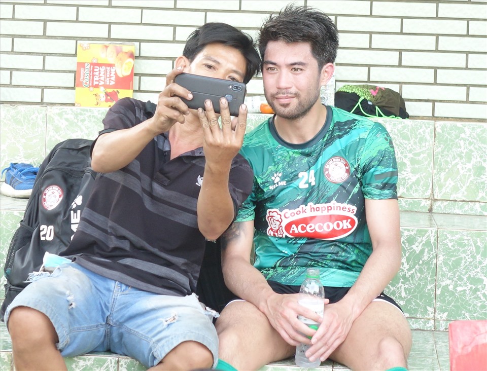 Lee Nguyễn thi đấu 80 phút, sau đó được rút ra thay bằng Lê Sỹ Minh. Câu lạc bộ TPHCM chưa có cầu thủ nghỉ Tết sớm. Họ sẽ tập luyện thêm 1 tuần nữa để ngày càng hoàn thiện về lối chơi.
