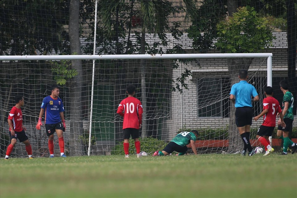 Với lực lượng trội hơn, TPHCM đã giành chiến thắng chung cuộc 4-1. Hai bàn thắng cuối cùng của đội chủ sân Thống Nhất được ghi do công của Lâm Ti Phông và Công Thành. Ảnh: Cao Toàn.