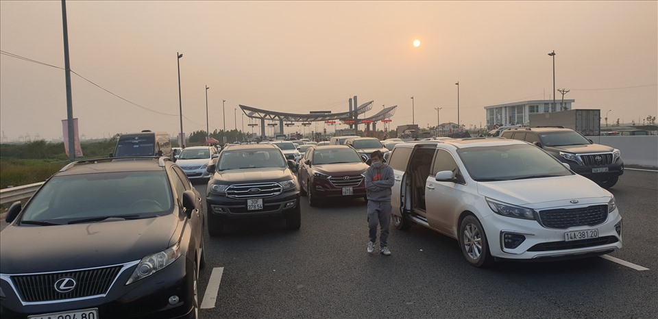 Cả xe gia đình, xe dịch vụ, taxi đỗ tràn ra cao tốc Hạ Long- Hải Phòng. Ảnh: Nguyễn Hùng