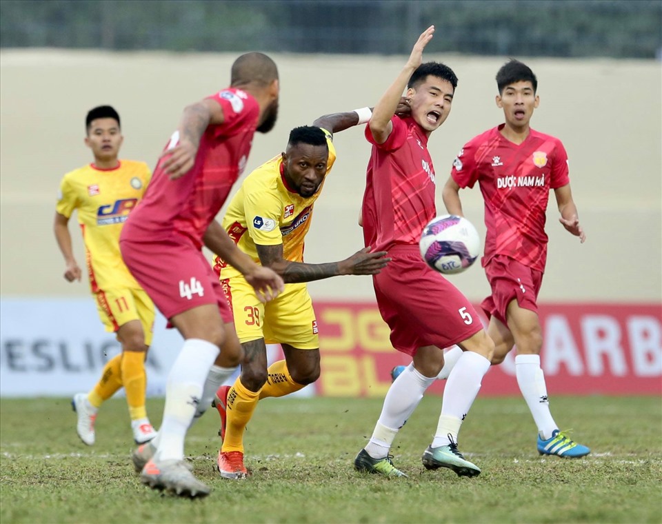 Câu lạc bộ Nam Định thua tâm phục khẩu phục trước Thanh Hoá ở vòng 3 V.League 2021. Ảnh: H.L