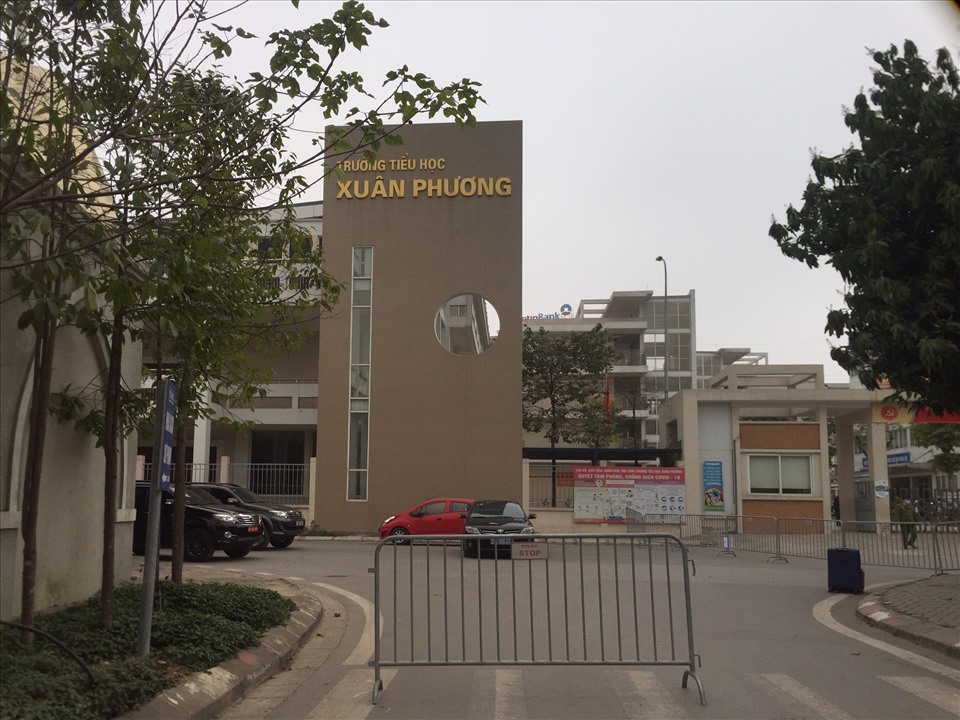 Sáng 31.1, theo ghi nhận của phóng viên Báo Lao Động, toàn bộ trường Tiểu học Xuân Phương (Nam Từ Liêm, Hà Nội) đã được lực lượng chức năng dựng hàng rào phong tỏa do trường có 1 trường hợp học sinh mắc COVID-19.