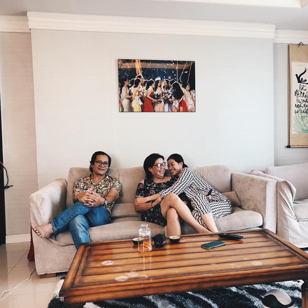 Giữa phòng khách, Khánh Vân treo bức ảnh khoảnh khắc cô đăng quang Hoa hậu Hoàn vũ Việt Nam 2019. Người đẹp còn sắm thêm bộ ấm chén, bánh mứt để cùng bố mẹ uống trà sau mỗi bữa ăn.