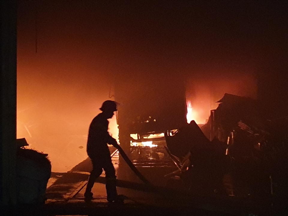 Vụ cháy ở 2 cơ sở thu mua phế liệu tại Thuận An Bình Dương. Ảnh: Dương Bình