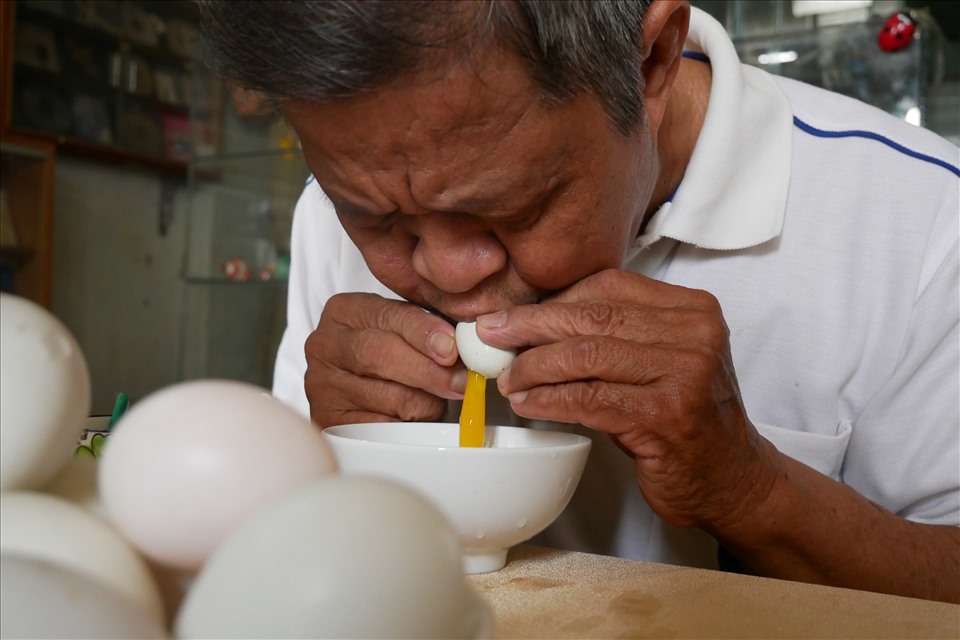 Để làm được con trâu, ông Tâm thường sử dụng những loại trứng như gà, vịt, chim cút để tạo hình. Sau khi tách ruột trứng ra, vỏ trứng được đem rửa sạch phơi nắng trước khi đưa vào tạo hình và trang trí