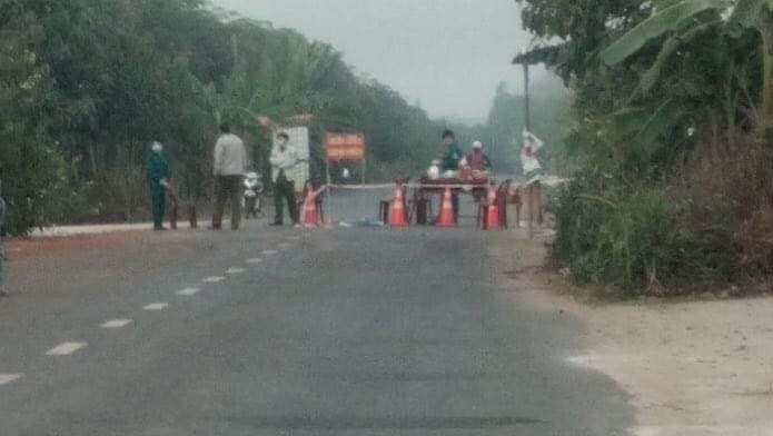 Lực lượng chức năng chốt chặn không cho ai ra vào xã An Bình, huyện Phú Giáo. Ảnh: Đ.Vịnh