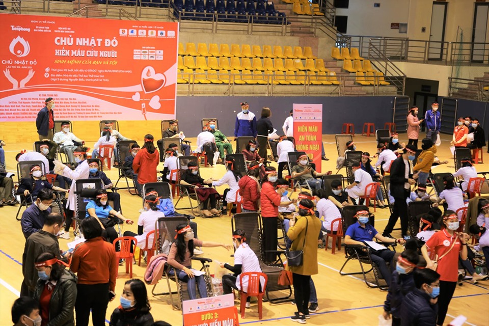 Với khoảng 500 người tham gia hiến máu, Ban Tổ chức đã thu về 486 đơn vị máu. Ảnh: HN.