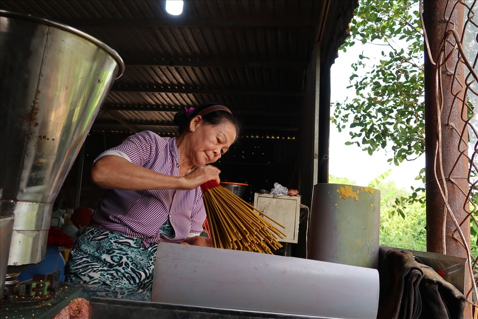 Người thợ làm nhang tại làng làm nhang xã Lê Minh Xuân (huyện Bình Chánh, TPHCM). Ảnh: Hữu Huy