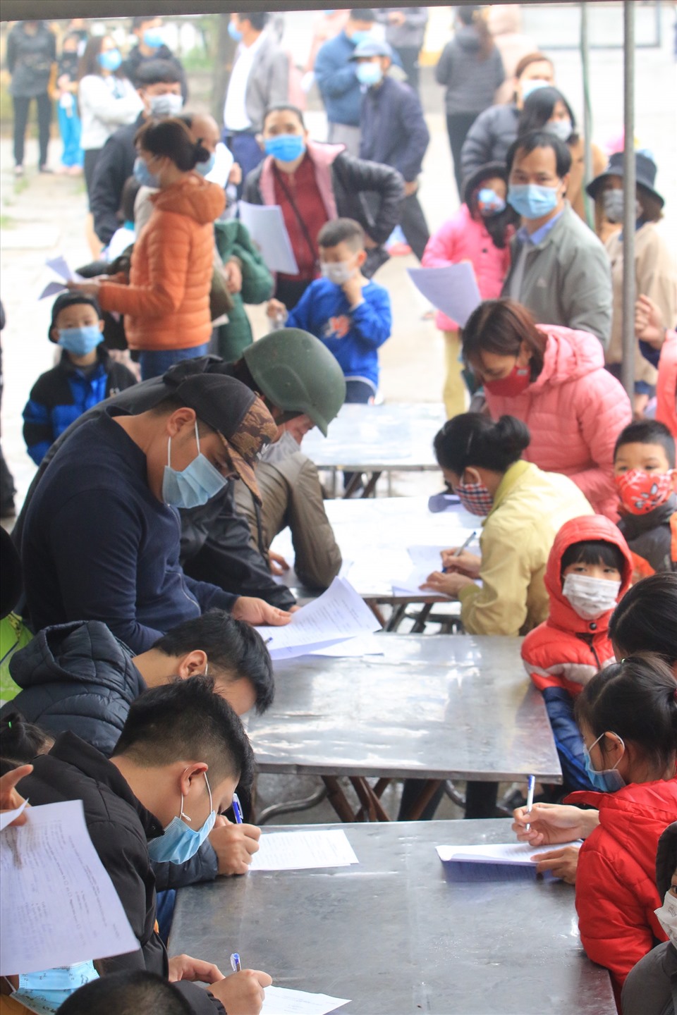 Theo ghi nhận của PV Lao Động, từ 1h30 chiều 31.1 đã có rất đông phụ huynh đưa con em mình đến Nhà văn hoá tổ dân phố số 7, phường Xuân Phương,  quận Nam Từ Liêm để tiến hành lấy mẫu xét nghiệm COVID-19.