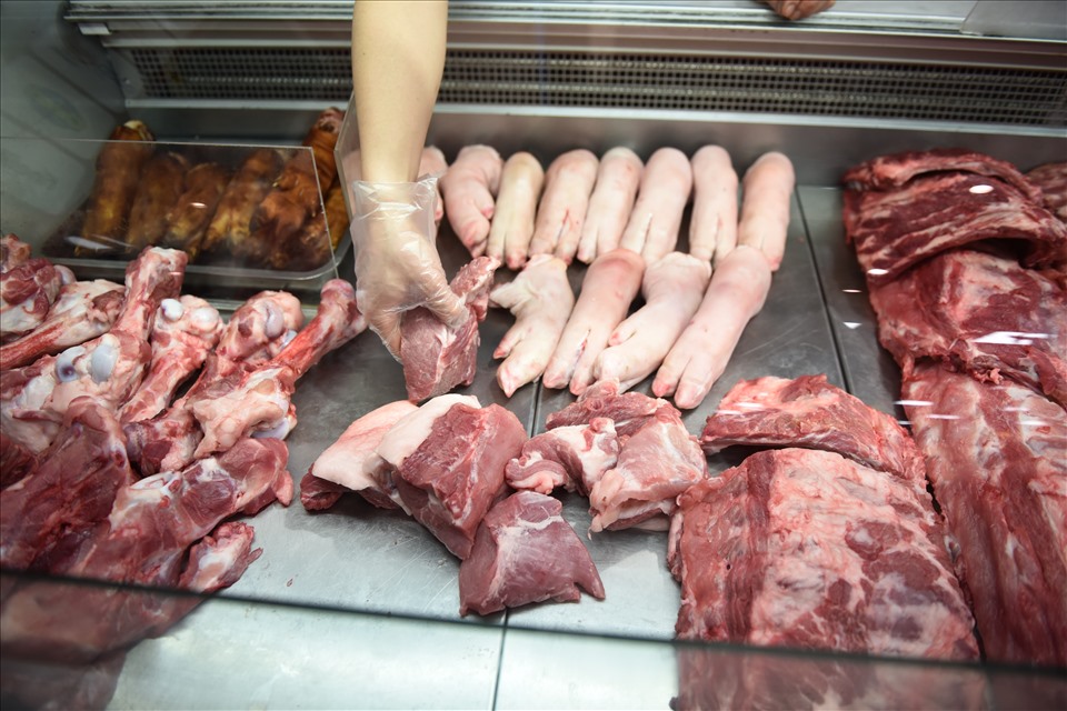 Thịt lợn tươi sống được bán để người dân thoải mái lựa chọn.