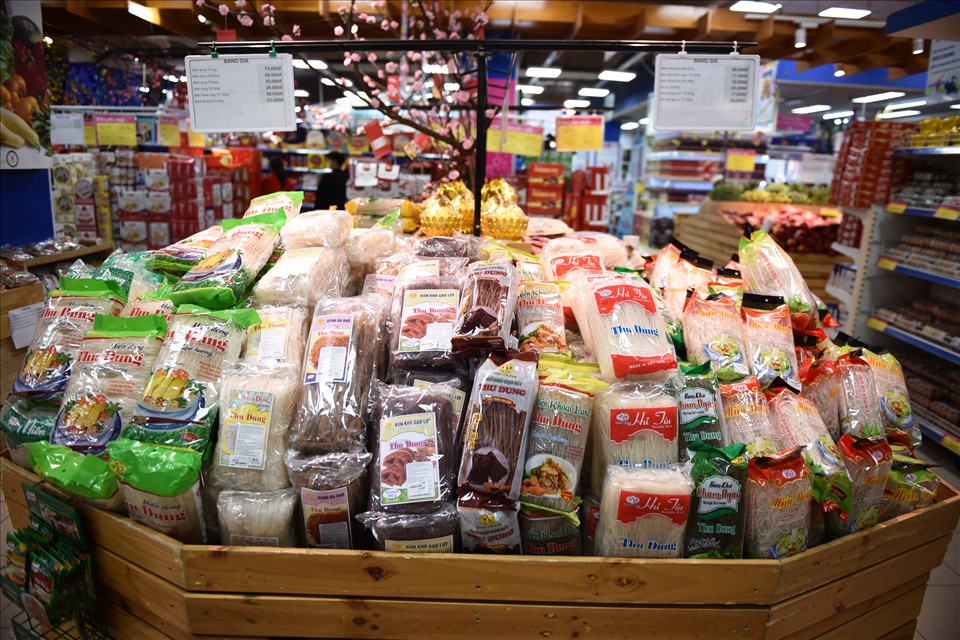 Các kệ trong siêu thị đầy ắp hàng hóa phục vụ nhu cầu mua sắm của người dân.