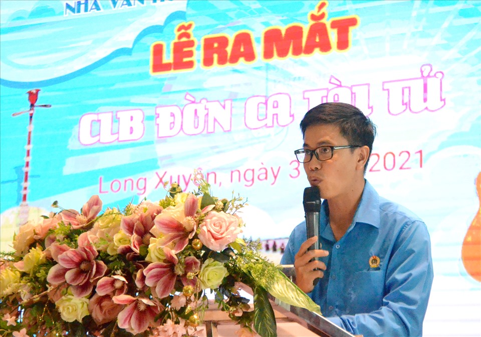 Phó Giám đốc Nhà Văn hóa Lao động tỉnh An Giang Nguyễn Hữu Trí phát biểu tại lễ ra mắt Câu lạc bộ Đờn ca Tài tử. Ảnh: Lục Tùng