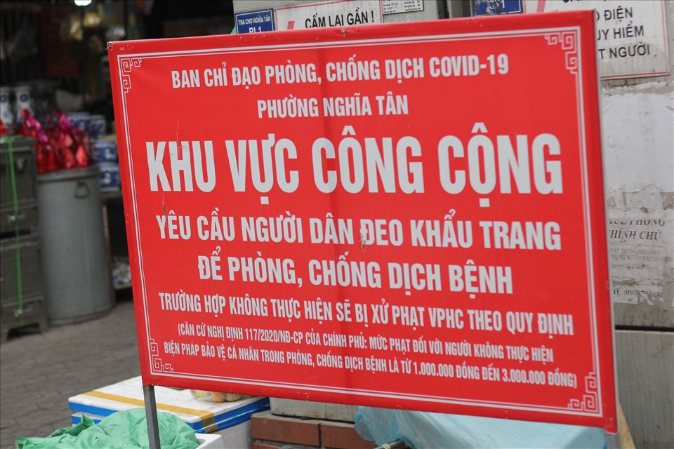 Biển báo được đặt tại nhiều vị trí trong chợ để người dân tự giác chấp hành.