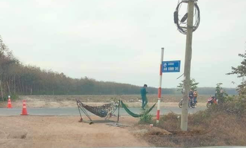 Phong tỏa đường đi vào thôn Cà Na, An Bình, Phú Giáo. Ảnh: Đ.Vịnh