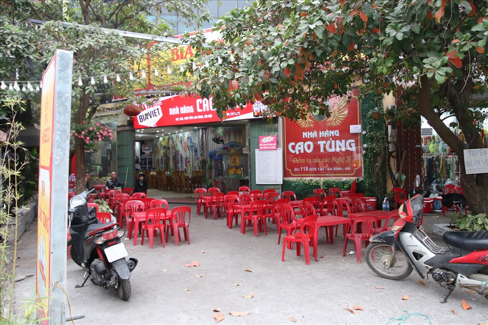 Nhà hàng quán nhậu trên phố Sơn Tây thưa thớt vắng khách hơn so với mọi ngày do ảnh hưởng của dịch COVID-19.