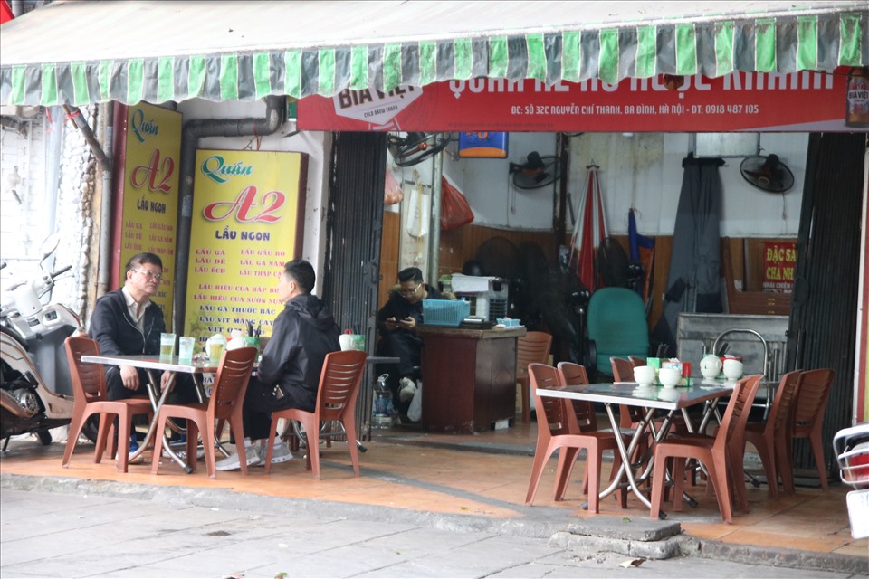 Dọc con phố Nguyễn Chí Thanh, những ngày này, tại các quán bia chỉ lác đác một vài khách.