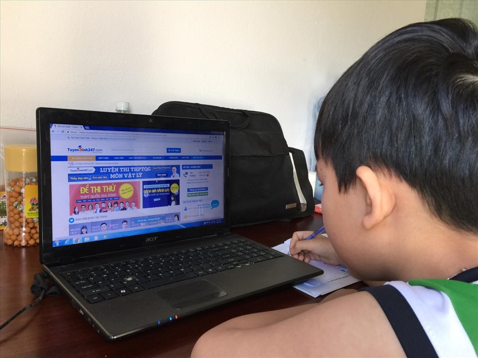 Học sinh tỉnh Bình Phước nghỉ học, chuyển đổi hình thức học từ trực tiếp qua trực tuyến. Ảnh minh họa: LĐO