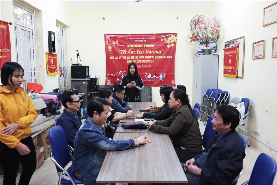 Đây là lớp tiếng Anh miễn phí được tổ chức tại Hội người mù quận Thanh Xuân do Thuý Quỳnh đứng lớp. Tất cả các học viên trong lớp đều là người khiếm thị, người lớn nhất đã 79 tuổi.