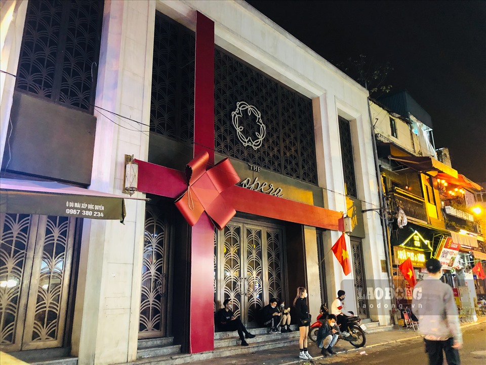 Trước đó nhiều cơ sở kinh doanh dịch vụ quán bar, vũ trường cũng đã chủ động đóng cửa như quán 1900, IP club,... Thậm chí có những quán thông báo trước đó cả 3 ngày vì lo ngại tình hình dịch bệnh.
