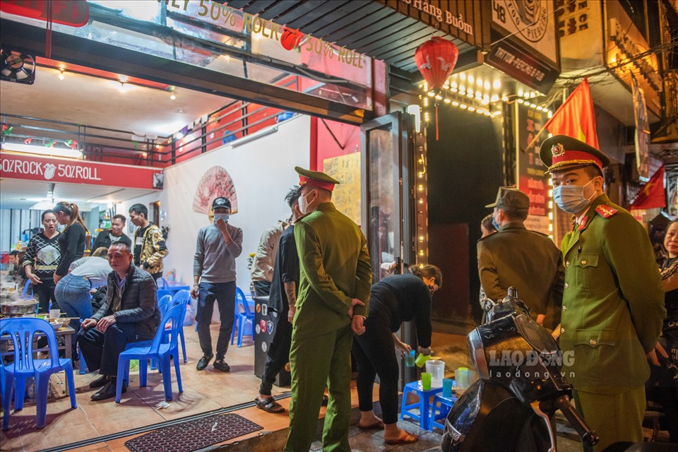 23 giờ 30 phút ngày 31.1, các lực lượng chức năng phường Hàng Buồm đã ra quân, yêu cầu các cơ sở kinh doanh dịch vụ quán bar, vũ trường, karaoke, thậm chí cả quán bia, lounge trên địa bàn dừng hoạt động theo yêu cầu trước đó của UBND TP Hà Nội.
