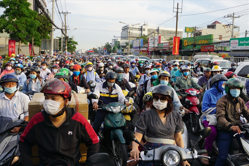 Từ 7h sáng, hàng nghìn người “chôn chân” trên quốc lộ 13, đoạn từ cầu Ông Dầu đến đường Phạm Văn Đồng.