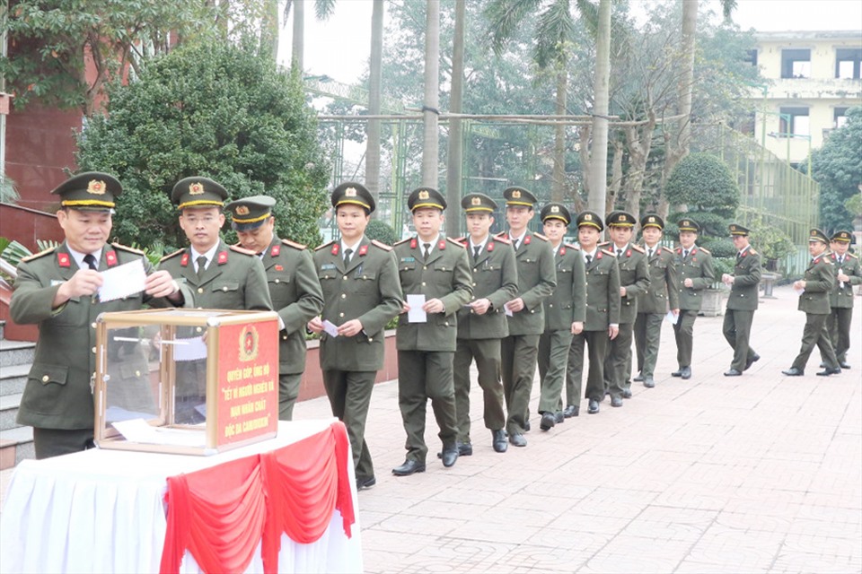 Sau lễ phát động, lãnh đạo, cán bộ, chiến sỹ Công an tỉnh Hà Tĩnh tích cực ủng hộ. Ảnh: CA.
