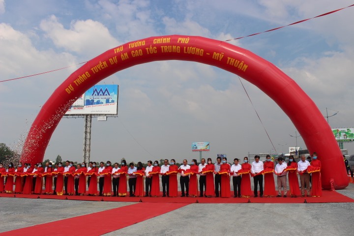 Thủ tướng cùng các đại biểu cắt băng thông tuyến Cao tốc Trung Lương - Mỹ Thuận. Ảnh: k.Q