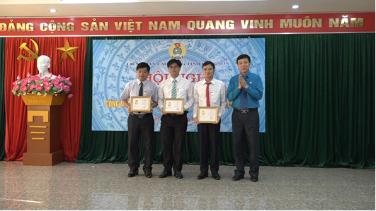 Đồng chí Lý Đức Thanh, Chủ tịch LĐLĐ tỉnh trao Bằng Lao động sáng tạo của Tổng LĐLĐ Việt Nam cho các đồng chí đoàn viên công đoàn