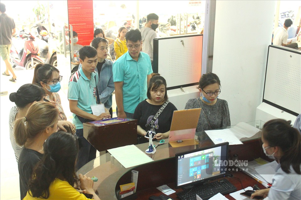 Người lao động tìm cơ hội việc làm tại Trung tâm DVVL Hà Nội. Ảnh: Lan Như